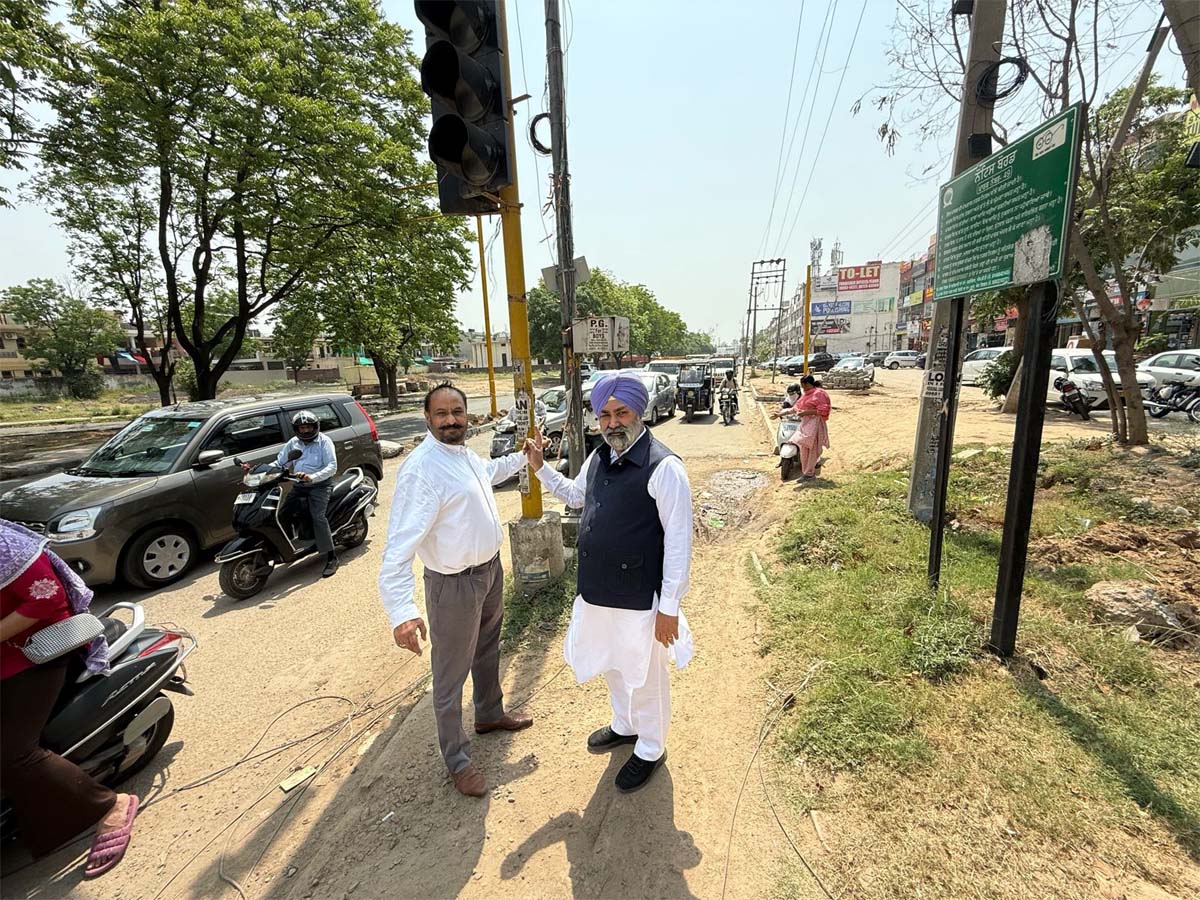 ਲੋਕਾਂ ਦੀ ਜਾਨ ਨੂੰ ਖਤਰੇ ਵਿੱਚ ਪਾ ਰਿਹਾ ਹੈ ਫੇਜ਼ 10-11 ਲਾਈਟਾਂ ਉੱਤੇ ਵਿੱਚ ਸੜਕ ਵਿਚਕਾਰ ਛੱਡਿਆ ਖੰਭਾ : ਕੁਲਜੀਤ ਸਿੰਘ ਬੇਦੀ